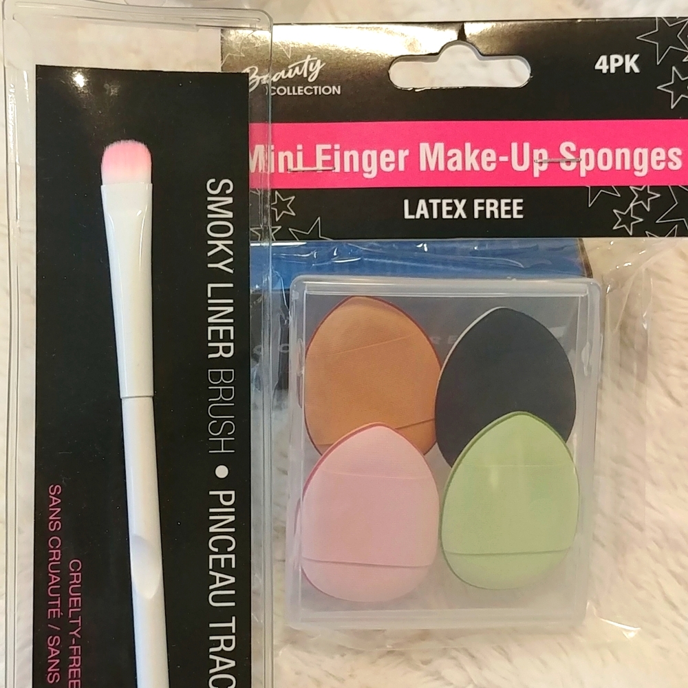 🎉2/$16 NEW Mini Finger Makeup Sponges in Case with Wet n Wild Smokey Brush